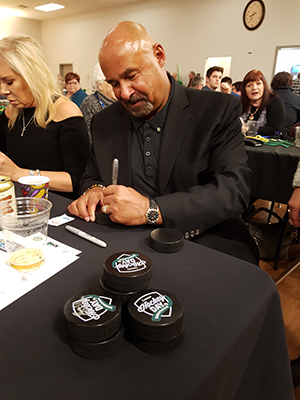 Grant Fuhr signing autograph